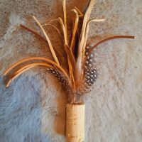Wedel mit Feder und Leder